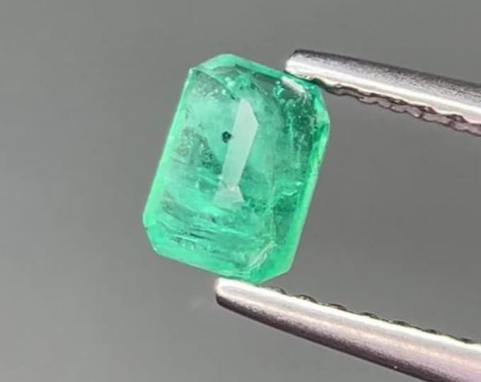 0.58 Carat Natural Zambian Emerald. Medium Green. 5.8 x 4.1 x 3.1 mm. Loose Gemstone for Jewelry Making and Gifts. Earth Mined. SI.