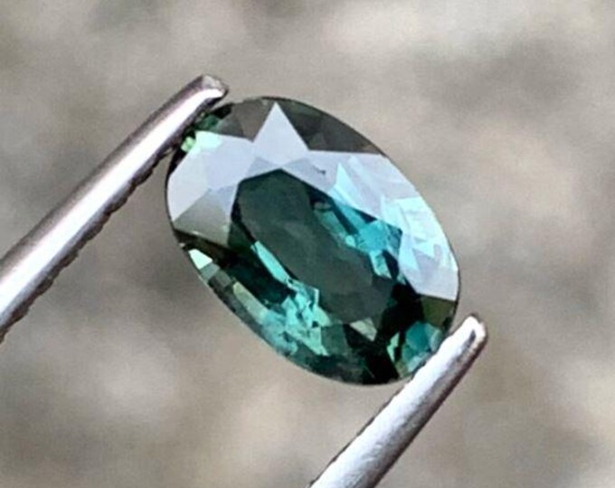 0.92 Carats Teal Sapphire. Oval Cut Natural and Genuine Mined. Precious Gems for Jewellery. Teal-Colour Sapphire. Heated. 7.4 x 4.9 x 2.9 mm
