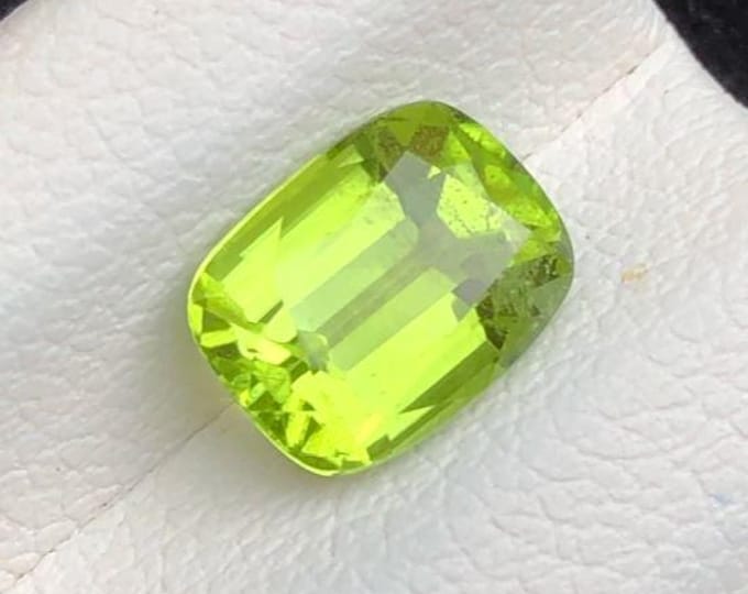 2.00 Carat Genuine Mined Peridot Faceted Loose Gemstone for Making Jewellery. Cushion Cut. 8 x 6.3 x 3.7 mm. Birthstone. Untreated. VS Grade