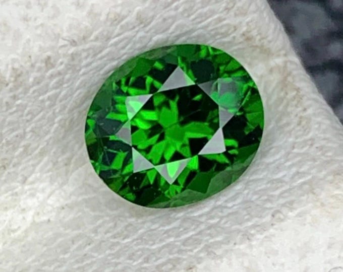 0.58 Carat Natural Vivid Green Chrome Diopside. Faceted VS 5.3 x 4.4 x 3.7 mm Loose Gemstone for Jewelry Making and Jewelry Design and Gifts