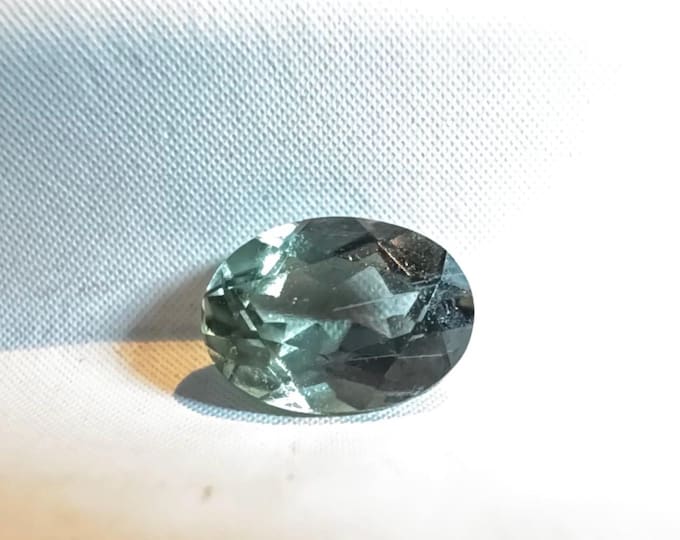 0.45 Ct Natural Green Sapphire. Oval Cut. Genuine Mined. Precious Gems for Jewellery. Green Colour Sapphire. Heated. 5.2 x 3.7 x 1.8 mm