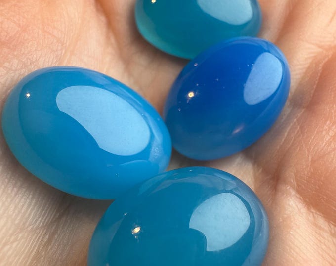 15.00 Carats Authentic Blue Chalcedony Cabochon. Earth-Mined Gemstones for Making Jewellery. Birthstone Gifts. 17.8 x 12.9 x 7.5 mm