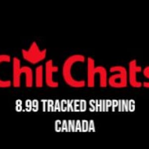 Könnte beinhalten: Die Worte "Chit Chats" in Rot, mit einem roten Ahornblatt-Logo darüber, werden auf schwarzem Hintergrund angezeigt. Darunter stehen die Worte "8.99 TRACKED SHIPPING CANADA" in Weiß.