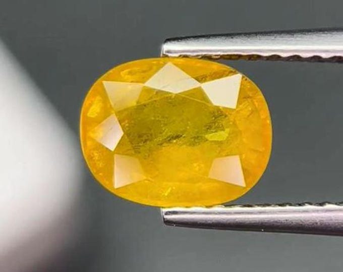 2.01 Carat Yellow Sapphire. Faceted Oval Gemstone for Making Jewellery. SI. 8.0 x 6.3 x 4.3 mm. Earth Mined Birthstone. Pendants.