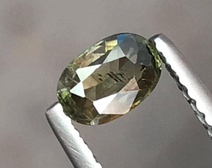 0.65 Ct Natural Green Sapphire. Oval Cut. Genuine Mined. Precious Gems for Jewellery. Green Gemstone Sapphire. Heated. 5.2 x 3.4 x 2.1 mm