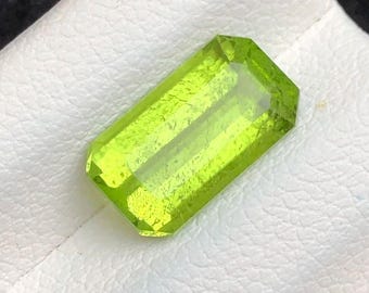 3.10 Carat Genuine Mined Peridot Faceted Loose Gemstone for Making Jewellery. 11.2 x 6.2 x 4.6mm. Included Grade. Untreated.