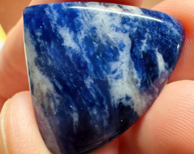 23.50 Carats Genuine Mined Sodalite. Beautiful Specimen for Making Jewellery. Palm Stones. Vibrant Blue. Perfect Gifts. 28.7 x 23 x 5.6mm