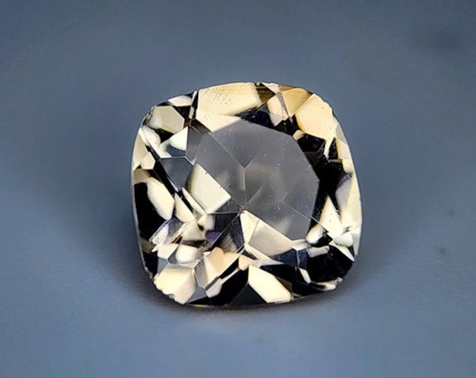 4.60 Carat Topaz. Genuine Mined. Faceted Cushion Cut Gemstone. VVS. Champagne Colour. Loose Gemstones for Jewellery. 8 x 8 x 5mm. Authentic.