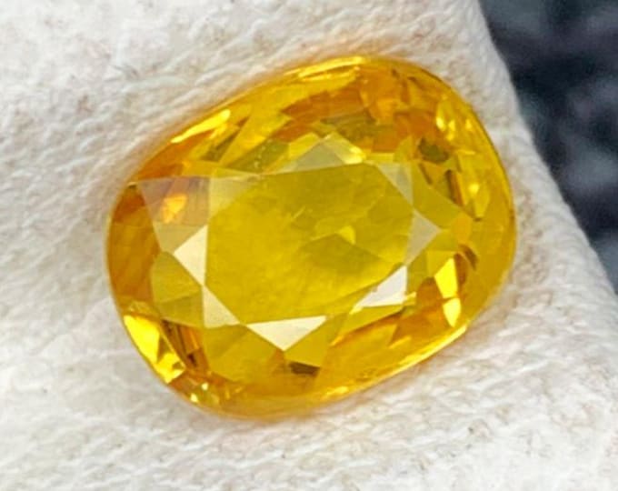 1.09 Carat Yellow Sapphire. Faceted Oval Gemstone for Making Jewellery. SI. 6.54 x 5.1 x 3.12 mm Earth Mined Birthstone. Pendants.