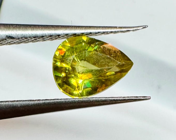 0.85 Carat Genuine Chrome Fire Sphene. Faceted Pear Cut. Loose Gemstones for Creating Jewellery. 7.2 x 5.4 x 3.5. Titanite. VS Grade.