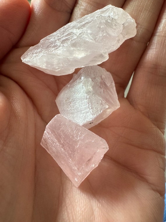 原石の水晶標本。ラピスラズリ、アベンチュリン、クリアクォーツ