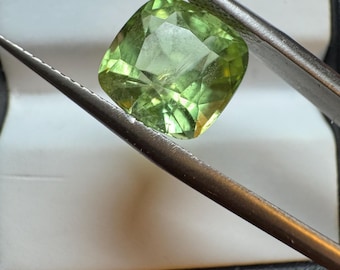 4.0 Carats Natural Peridot. Faceted Loose Gemstone for Making Jewellery. Cushion. 9.5 x 8.7 x 6.2 mm. Untreated. Included Grade