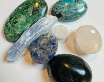 138 Carat Mixed Gemstone Lot. Amethyst, Moonstone, Kyanite, Lapis, Jade, Serpentinite, Quartz. Earth Mined. Collectors Lot.