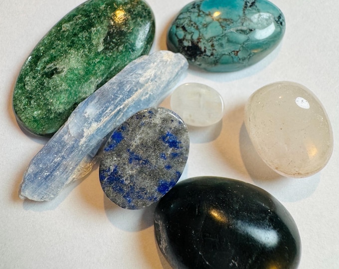 138 Carat Mixed Gemstone Lot. Amethyst, Moonstone, Kyanite, Lapis, Jade, Serpentinite, Quartz. Earth Mined. Collectors Lot.
