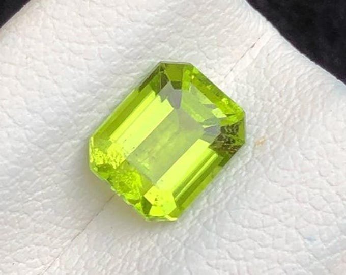1.50 Carat Genuine Mined Peridot Faceted Loose Gemstone for Making Jewellery. Emerald Cut. 7 x 5 x 4 mm. Birthstone. Untreated. VS Grade