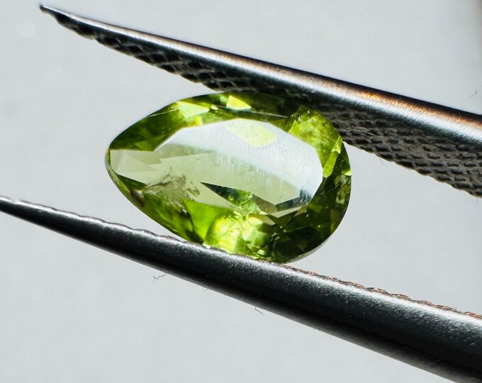 0.75 Carats Natural Green Peridot  Carats Gemstone. SI. Pear Shaped 7 x 5 x 3mm. Untreated. Medium Green. Earth Mined. Loose Gemstones.