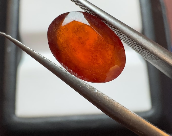 2.55 Carat Genuine Hessonite Garnet. Rust Red Loose Gemstone for Making Jewellery. Faceted Oval Cut. Unheated. 9.5 x 6.7 x 4.1mm.