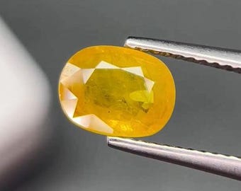 2.65 Carat Yellow Sapphire. Faceted Oval Gemstone for Making Jewellery. SI. 8.2 x 6.3 x 5.2 mm. Earth Mined Birthstone. Pendants.