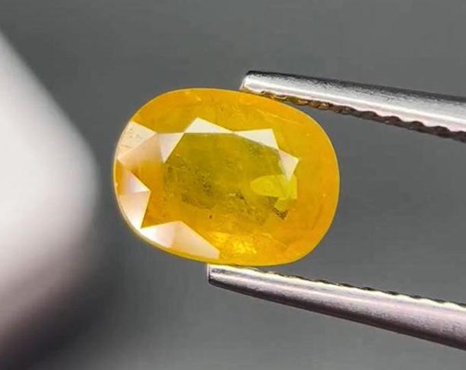 2.65 Carat Yellow Sapphire. Faceted Oval Gemstone for Making Jewellery. SI. 8.2 x 6.3 x 5.2 mm. Earth Mined Birthstone. Pendants.
