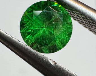 0.51 Carat Tsavorite Garnet. Bright Green Garnet. SI Grade. Natural Faceted Loose Gemstone for Jewellery. Untreated. 5 x 5 x 3mm. Untreated.