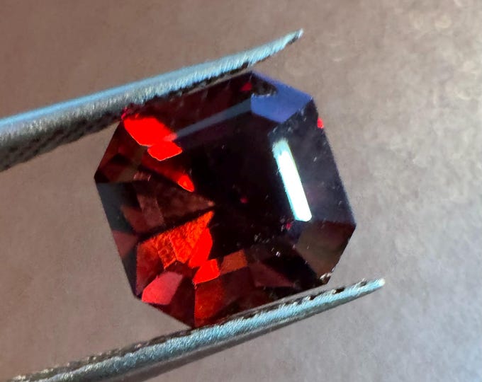 1.80 Carat Natural Almandine Faceted Garnet Square Cut. Loose Gemstone for Jewellery. Bold Red. 6.2  x 6.2 x 5.4. Earth Mined. Ring Quality.