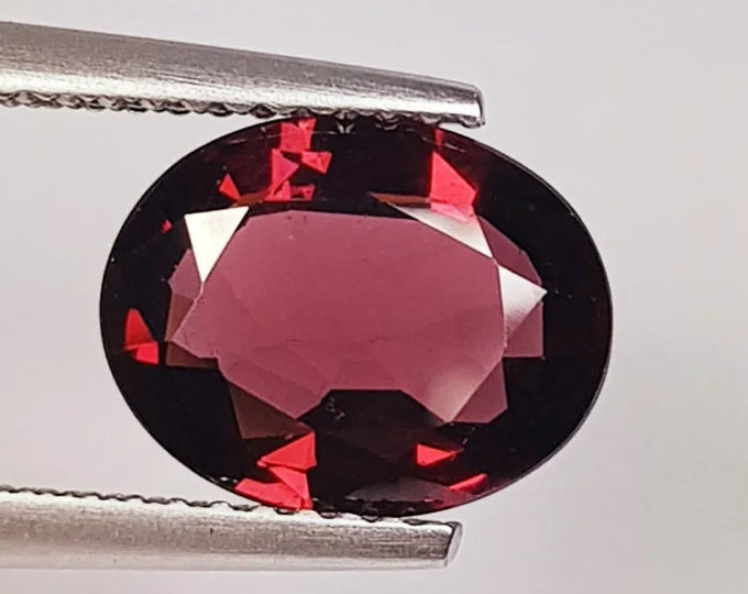 Red Rhodolite Garnet. 2.90 Carat Faceted Cut. VS.  10.3 x 8.2 x 3.9 mm. Untreated. Loose Gemstones for Jewellery. Birthstone. Gift.