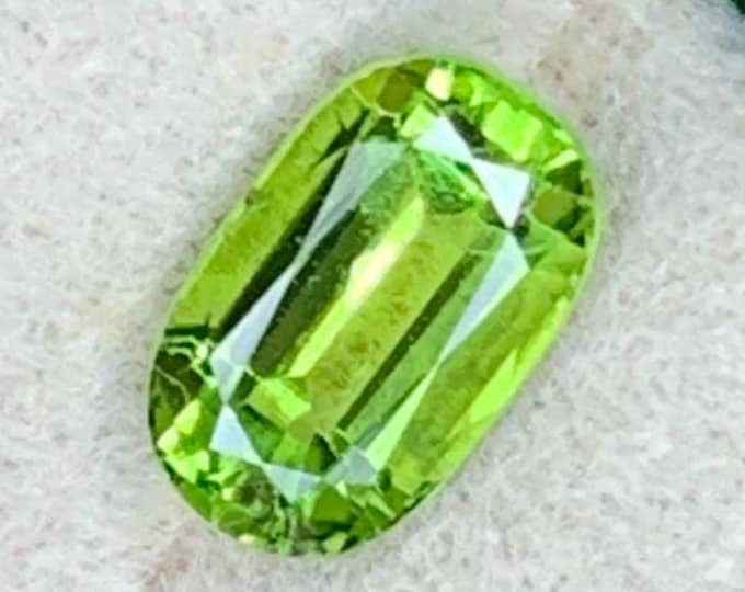 1.65 Carat Genuine Mined Peridot Faceted Loose Gemstone for Making Jewellery. Oval Cut. 8 x 5 x 4 mm. Birthstone. Untreated. SI Grade
