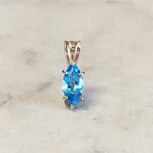 Pingente feminino de ouro amarelo 14k com topázio azul genuíno em formato marquise de 0,69 ct.