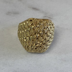 18kt Yellow Gold Lady&#39;s Basket Weave Style Ring at an Incredible Price