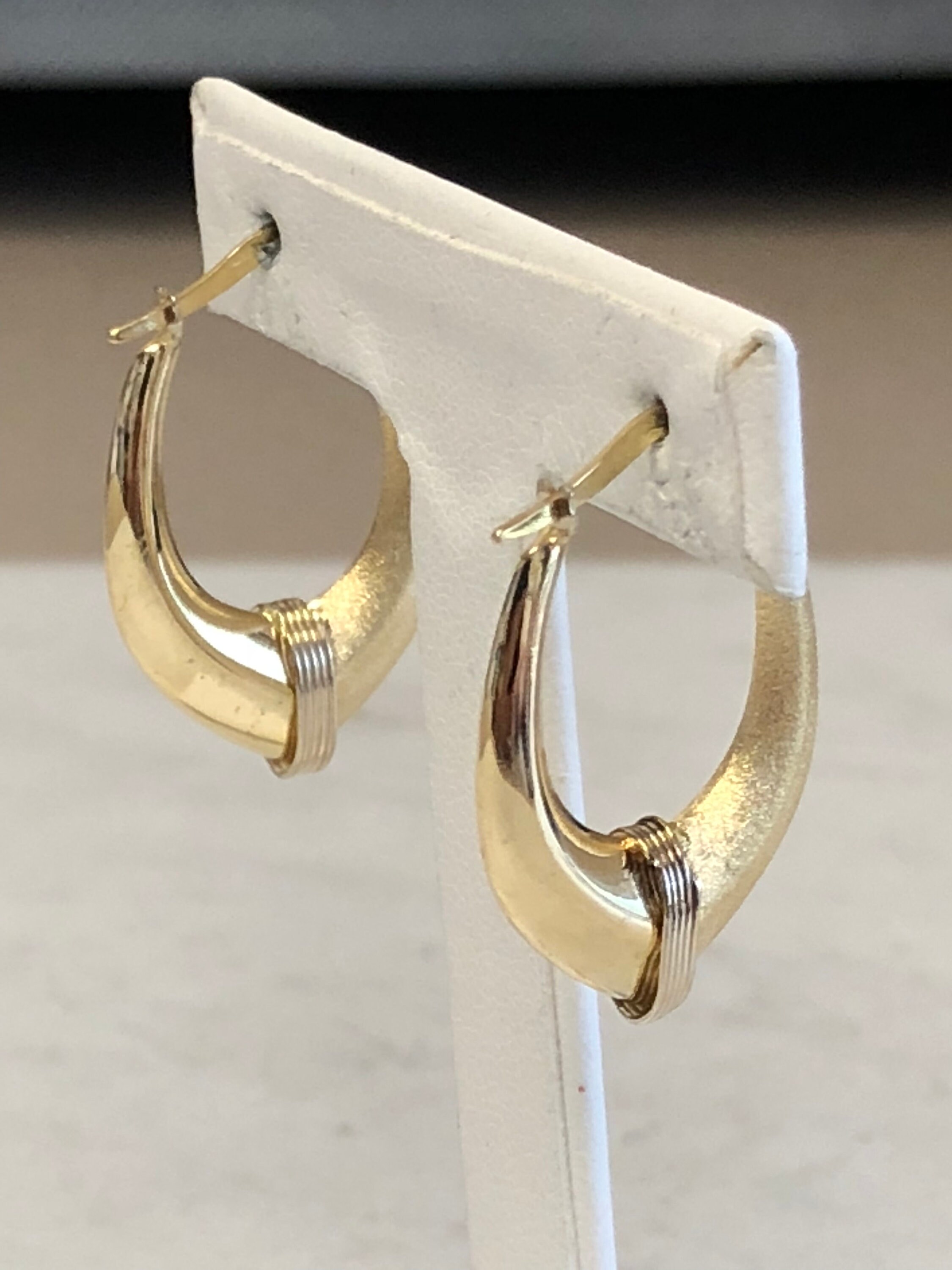 18kt Yellow and White Gold Italian Well-made Satin/shiny 1