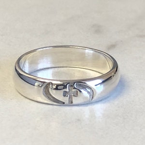 Sterling Silver Religious 6mm Plain Bright Polished Rounded Wedding Band with Cross Engraving.