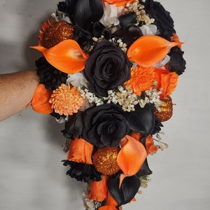 Bridal bouquet in black and orange paper flowers - Colors are
