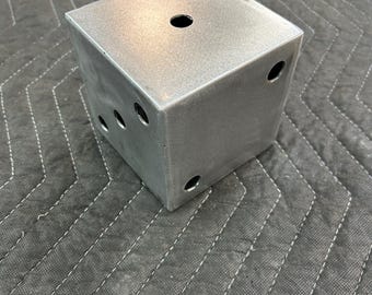 Würfel-Skulptur „U-Weld-It“.