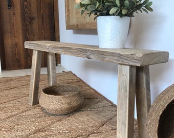 Mini banco rústico hecho a mano, taburete de madera de granero recuperada, expositor