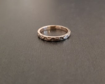 Patrón de media luna de anillo de oro, oro 333 con patrón vintage en la parte superior, anillo de declaración en oro. Como anillos de boda también es posible
