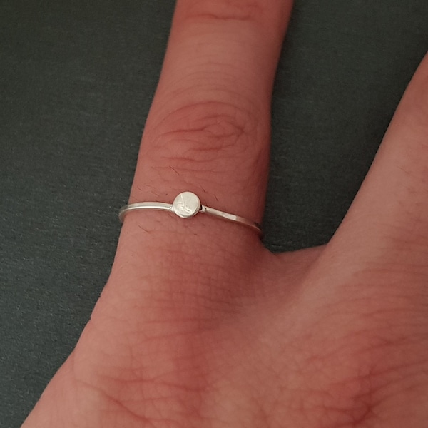 Anillo de plata con punto, hecho de plata pura 999.9, un diseño minimalista, también adecuado como anillo de apilamiento, personalizable, personalizable