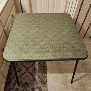 4 sillas plegables Cosco y mesa cuadrada estilo vintage verde oliva de mediados de siglo