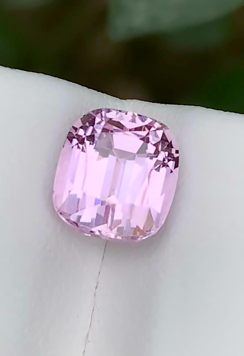 Kunzite Naturelle D'Afghanistan - 4,05 Carats - Certifiée AGI - Couleur Rose, Ovale, Translucide