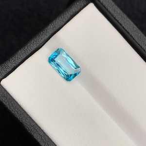 2,05 carati Superbo!! Zircone blu trasparente, ideale per gioielli