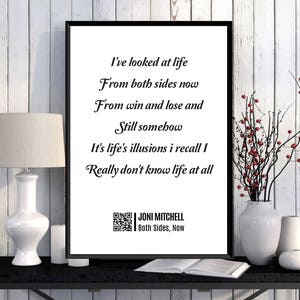Puede incluir: Una impresión enmarcada en blanco y negro con fondo blanco y texto negro. El texto dice "He mirado la vida desde ambos lados ahora desde la victoria y la derrota y aún así de alguna manera son las ilusiones de la vida las que recuerdo Realmente no conozco la vida en absoluto." Debajo del texto hay un código QR en blanco y negro y el texto "JONI MITCHELL Both Sides, Now".