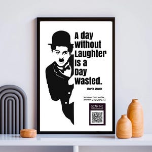 Op de afbeelding: Zwart-witte poster met een silhouet van Charlie Chaplin met de quote "Een dag zonder lachen is een verloren dag." De poster bevat ook een QR-code met de tekst "SCAN ME".