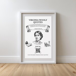 Op de afbeelding: Een ingelijste witte poster met een zwart-witportret van Virginia Woolf, een perkamentrol met het citaat A WOMAN MUST HAVE MONEY AND A ROOM OF HER OWN IF SHE IS TO WRITE FICTION, een inktpot, een boek, een stoel, een vuurtoren en een QR-code.