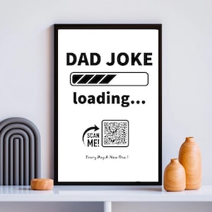 Könnte beinhalten: Schwarz-weißes druckbares Kunstwerk mit dem Text "DAD JOKE loading..." und einem scanbaren QR-Code mit dem Text "SCAN ME! Every Day A New One!"