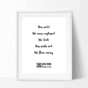 Puede incluir: Arte de pared imprimible en blanco y negro con letras de la canción de Neil Young "Comes A Time". Las letras dicen "You and I We were captured We took Our souls and We flew away". Se incluye un código QR en la parte inferior de la impresión.