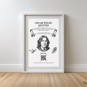 Op de afbeelding: Een ingelijste witte poster met een zwart-witportret van Oscar Wilde, een citaat uit The Picture of Dorian Gray op een rol, een olielamp, een pauwenveer, een QR-code met de tekst Scan me en Scan for more Oscar Wilde quotes.