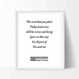 Op de afbeelding: Zwart-witte printbare wandkunst met een citaat uit het nummer "Carpet of the Sun" van Renaissance. Het citaat luidt: "The seed that you plant today tomorrow will be a tree and living goes on this way it's all part of you and me". Een QR-code is onderaan de print opgenomen.