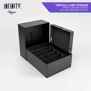以下が含まれることがあります： 取り外し可能なトレイ付きの黒いInfinity Kappa縦型カード収納ボックス。内部には仕切りがあり、テキストが記載されています：Vertical Card Storage, Approx. 4,500 Card Capacity, Deep 43mm Removable Top Tray。