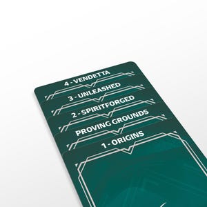 Pode incluir: Um baralho de cinco cartas retangulares com fundo verde-azulado escuro e bordas geométricas brancas. As cartas estão rotuladas como 1 - ORIGINS, PROVING GROUNDS, 2 - SPIRITFORGED, 3 - UNLEASHED e 4 - VENDETTA em letras maiúsculas brancas.
