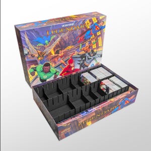 Op de afbeelding: Een Legendary bordspeldoos met een open deksel met DC-stripfiguren zoals Superman, Batman, Wonder Woman en Green Lantern. De binnenkant van de doos bevat zwarte schuimverdelers en stapels speelkaarten in de verschillende vakken.