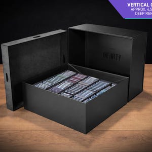Puede incluir: Una caja negra para guardar cartas con la palabra "INFINITY" en la parte delantera. La caja está abierta, revelando filas de cartas en el interior. El texto en la parte superior derecha dice "VERTICAL CARD STORAGE APROX. 4,500 CARD CAPACITY DEEP REMOVABLE TOP TRAY."